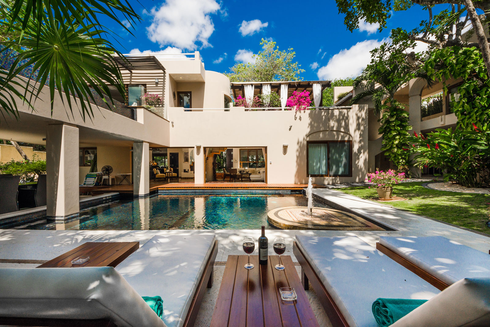 Quinta Clara in Playa del Carmen Villa, swimming pool and sun loungers