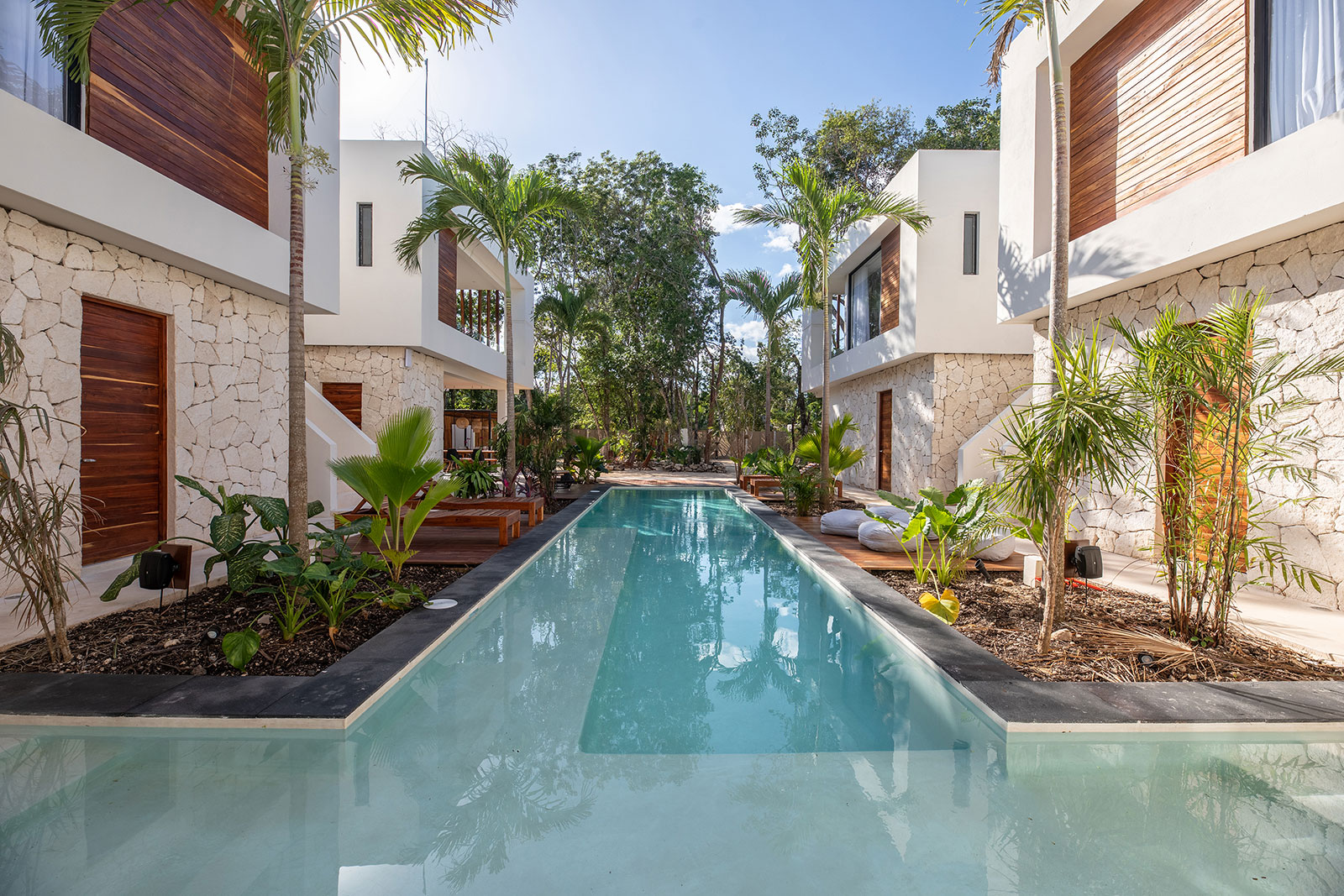 Hacienda 21 in Tulum Villa, large pool and sun lounges