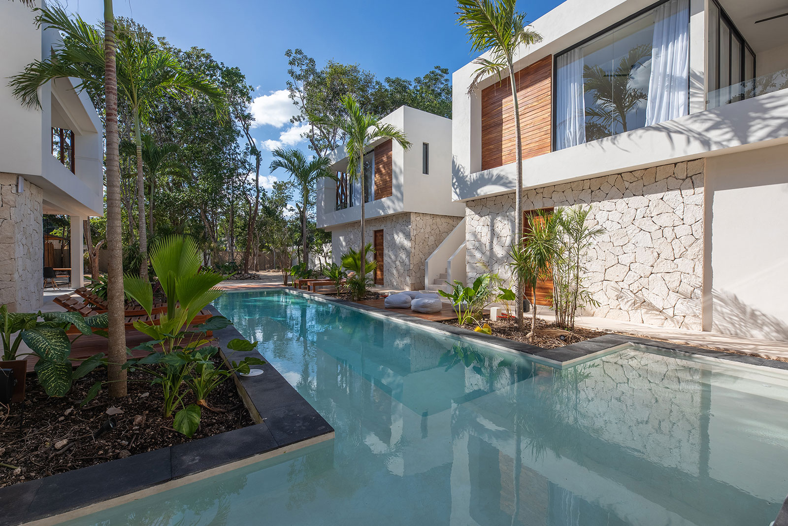 Hacienda 21 in Tulum Villa, swimming pool and sun lounges