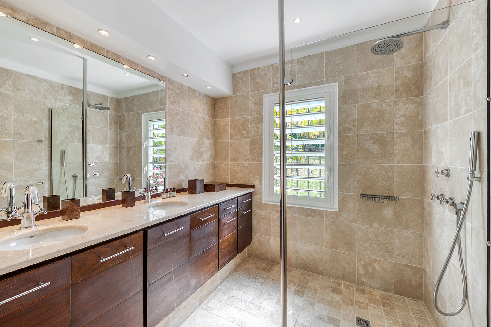 Maya_Luxe_Luxury_Villas_Experiences_St_Martin_La_Hacienda_25_LaHacienda-Bathroom3
