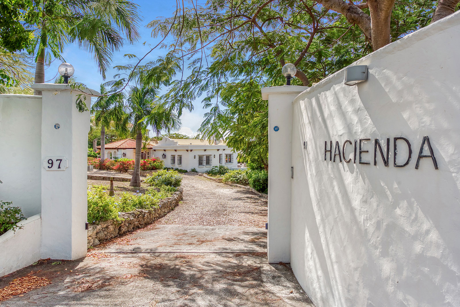 Maya_Luxe_Luxury_Villas_Experiences_St_Martin_La_Hacienda_61_LaHacienda-Entry