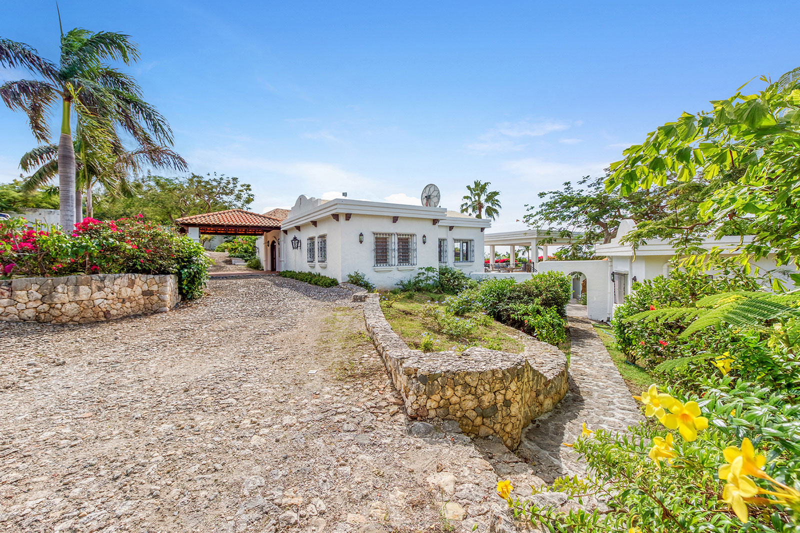 Maya_Luxe_Luxury_Villas_Experiences_St_Martin_La_Hacienda_62_LaHacienda-Driveway