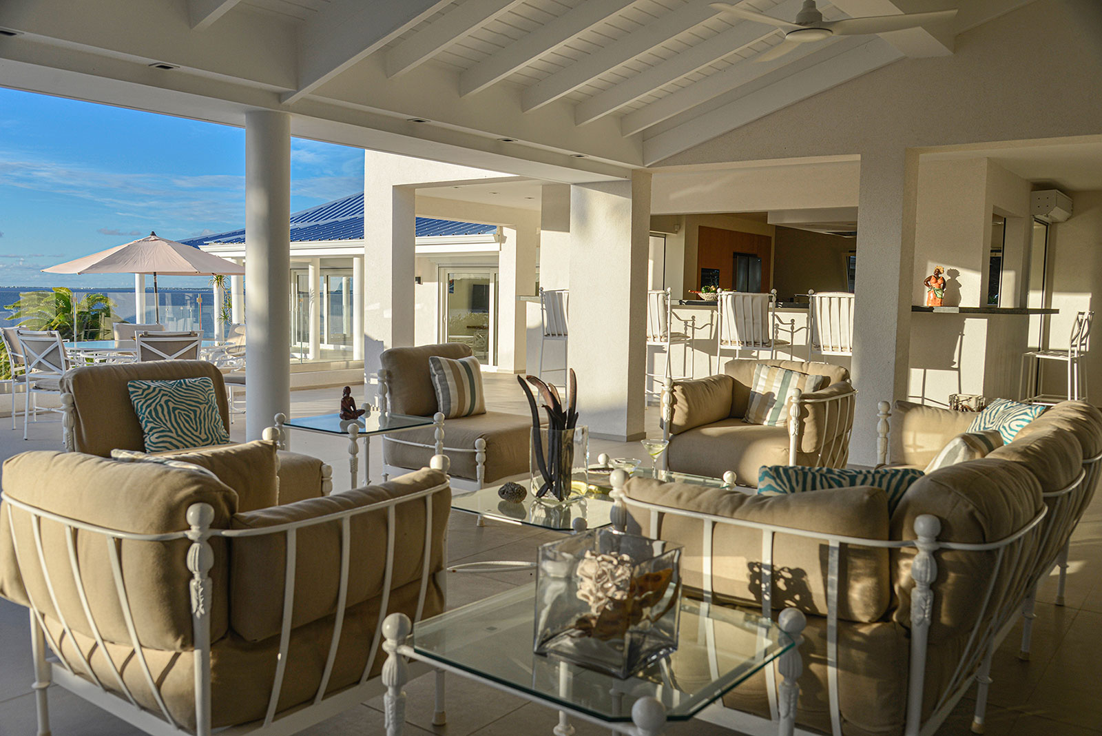Maya_Luxe_Luxury_Villas_St_Martin_13-EspritdelaMer-OutdoorLivingRoom