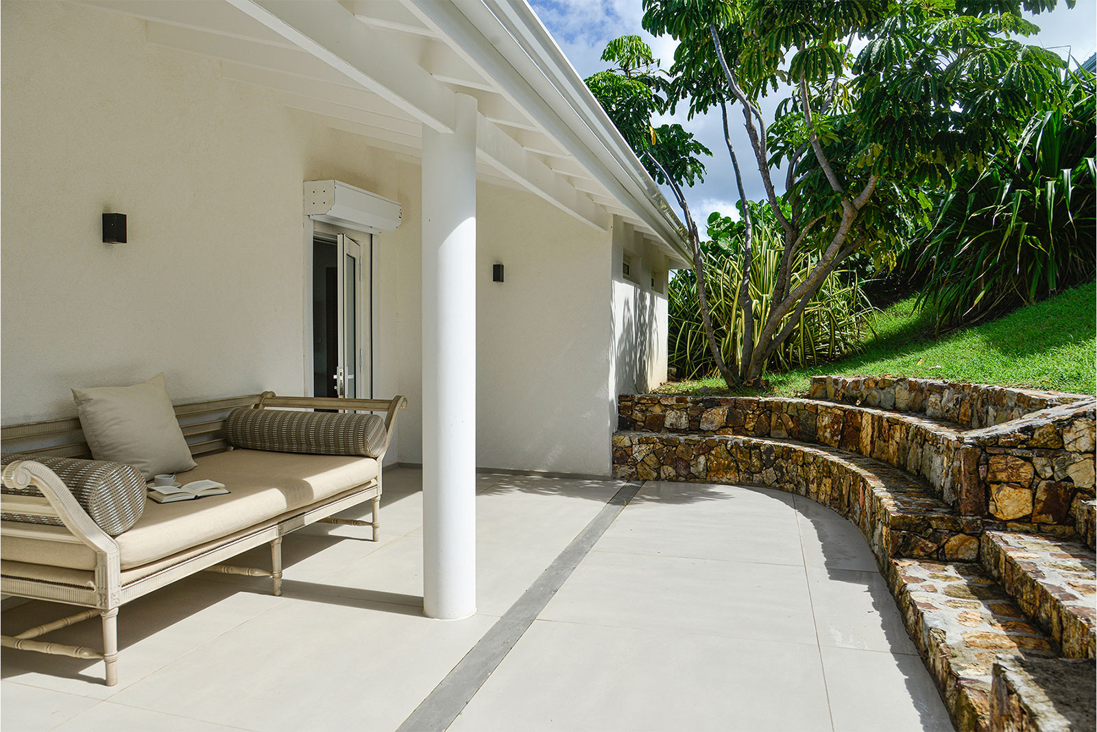Maya_Luxe_Luxury_Villas_St_Martin_38-EspritdelaMer-EntranceBedroom4-5