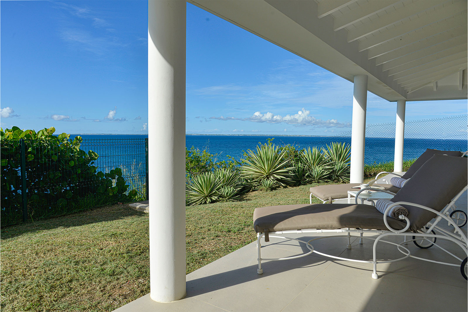 Maya_Luxe_Luxury_Villas_St_Martin_43-EspritdelaMer-Bedroom4-5-Terrace