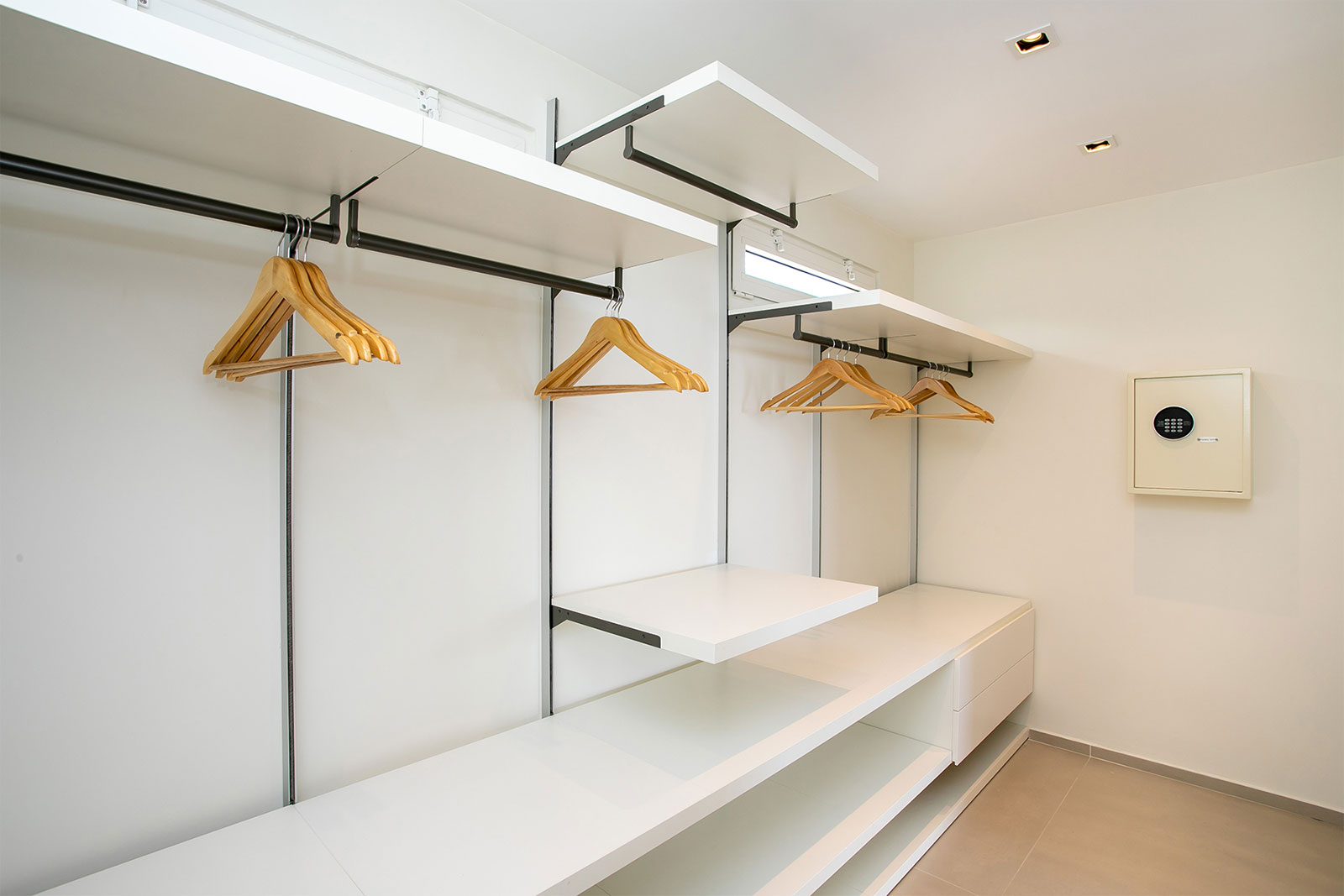 Maya_Luxe_Luxury_Villas_St_Martin_44-EspritdelaMer-Bedroom4-Closet