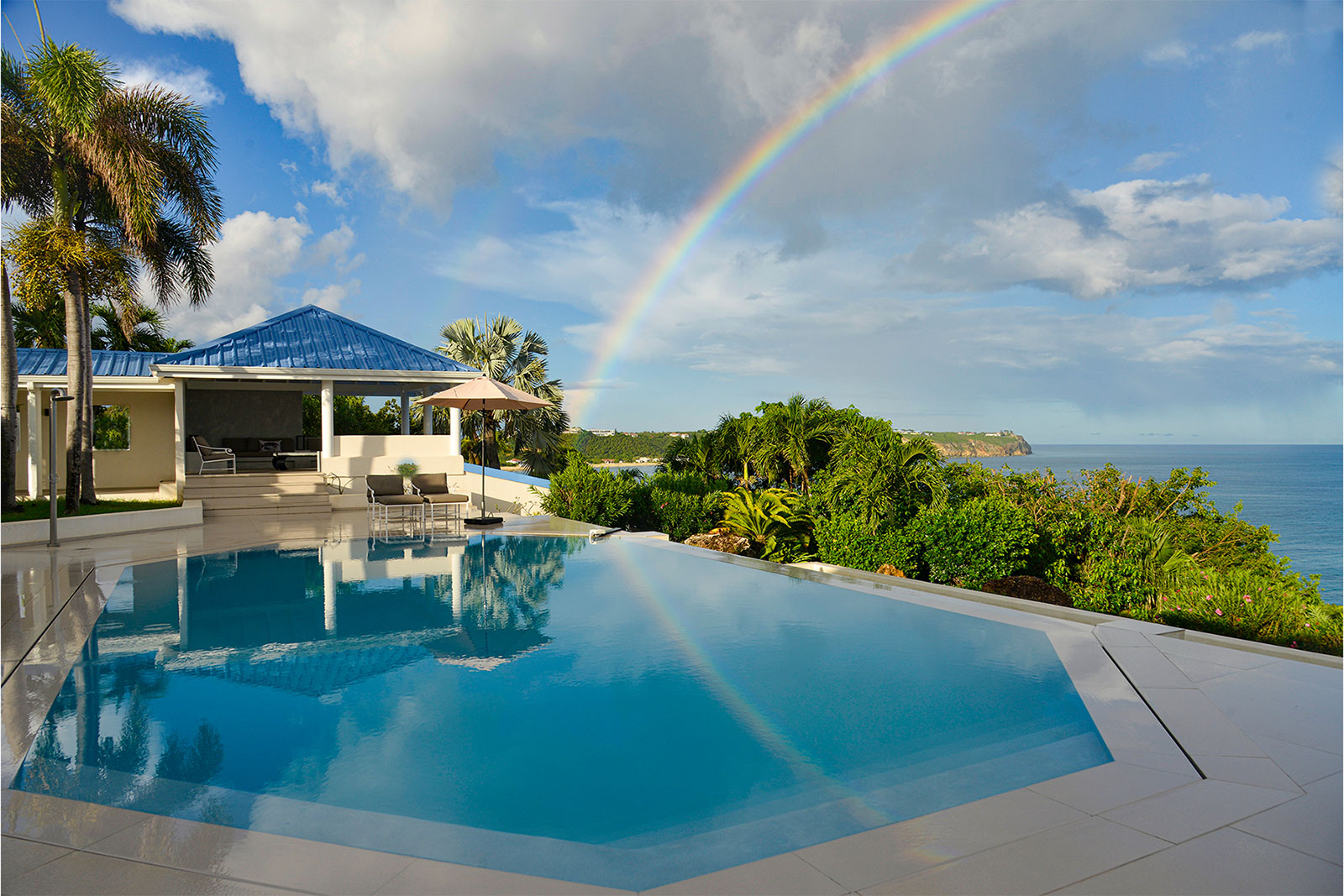 Maya_Luxe_Luxury_Villas_St_Martin_45-EspritdelaMer-EveningPool