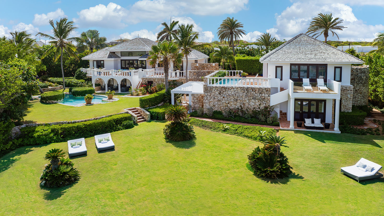 Maya_Luxe_Luxury_Villas_Experiences_Aguilla_Indigo_Indigo-patio-and-grounds-b-300dpi