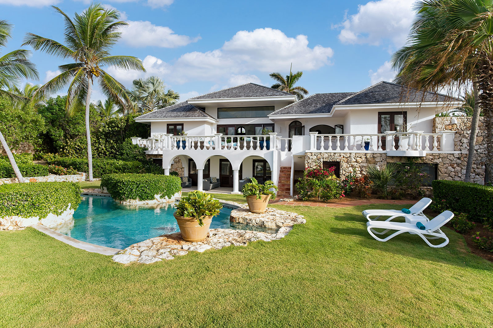 Maya_Luxe_Luxury_Villas_Experiences_Aguilla_Indigo_Villa-Indigo-grounds1-300dpi