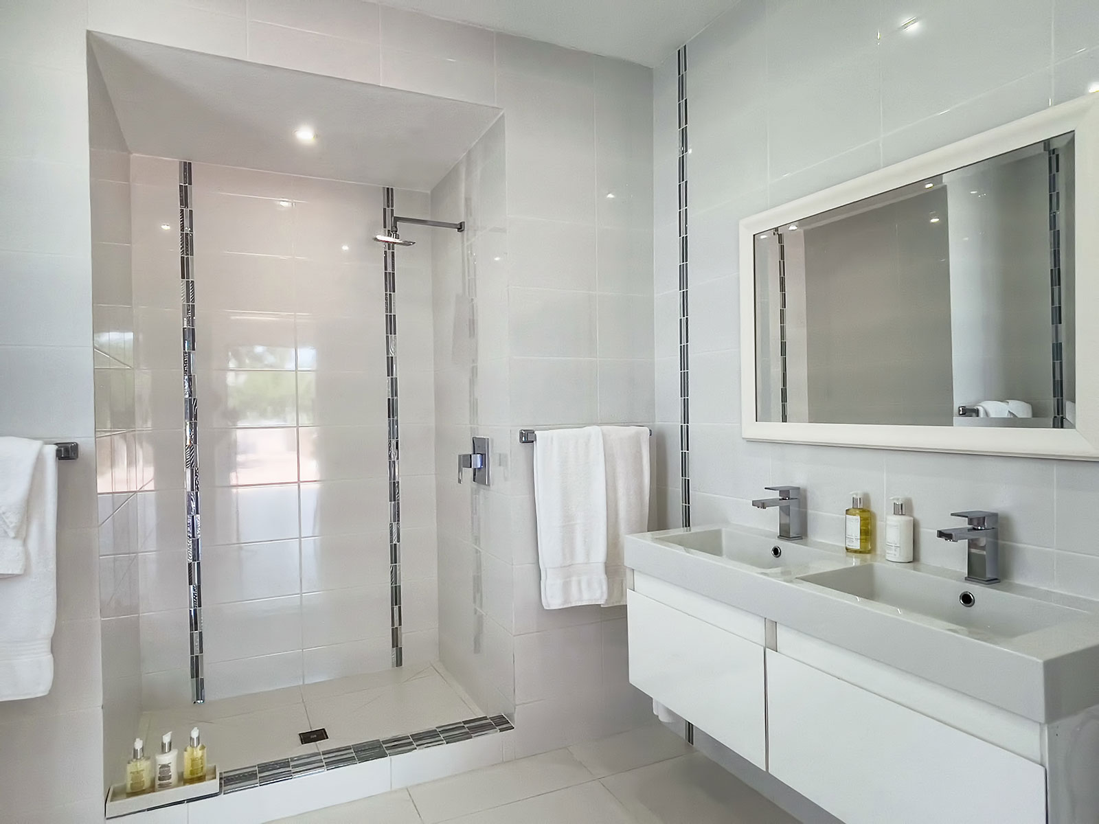 Maya_Luxe_Luxury_Villas_Experiences_Aguilla_Indigo_bath1-300dpi